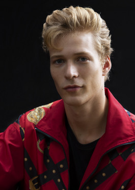 Sven de Vries L´Officiel Hommes Filip Freytag Patrick Jendrusch fashion editorial magazine model high fashion versace 